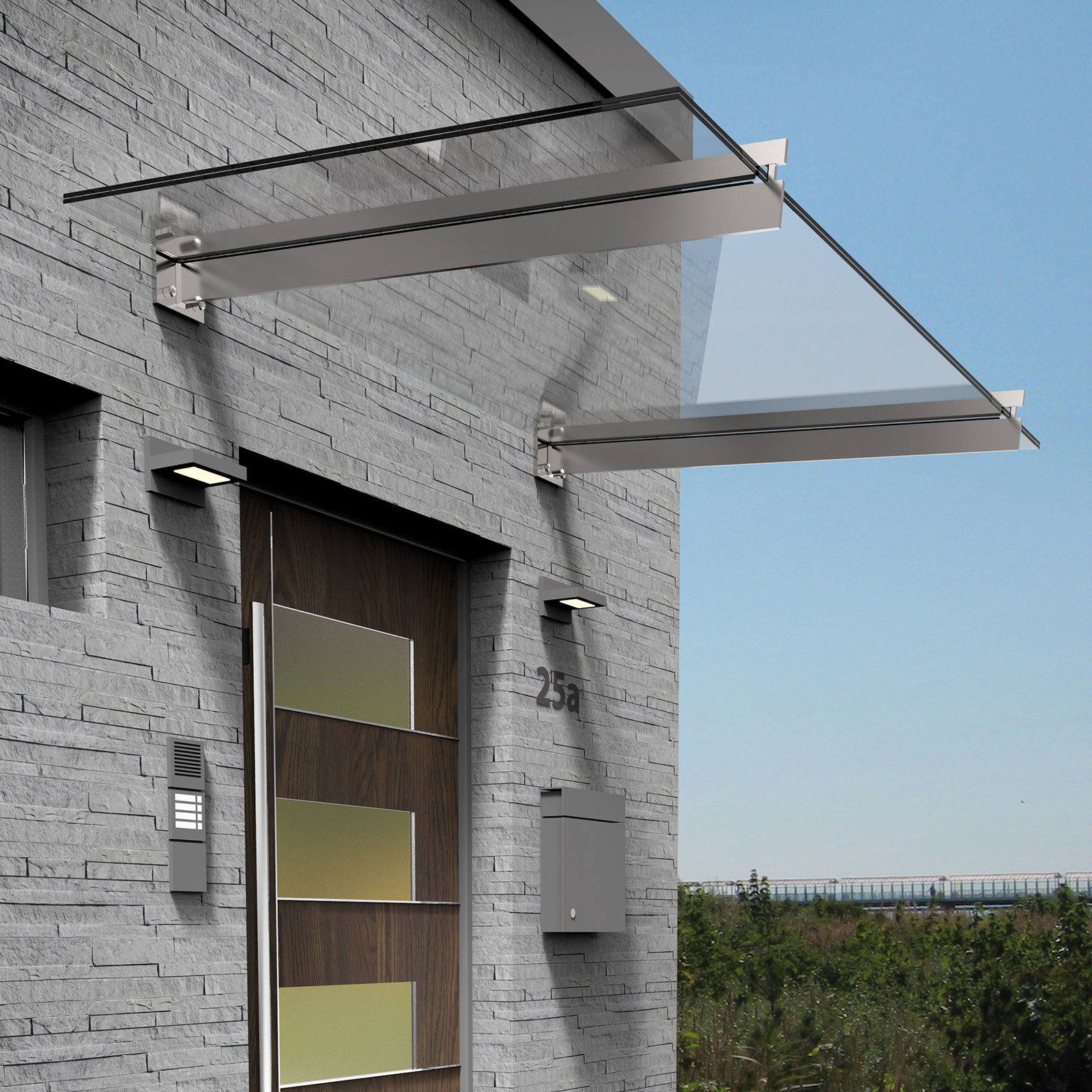 Eine Hausfront mit Glasvordach über der Eingangstür.