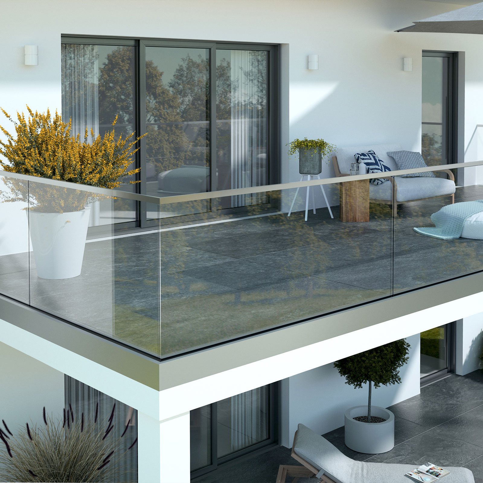 Ein modernes Mehrfamilienhaus mit großen Balkonen mit Glassturzschutz.