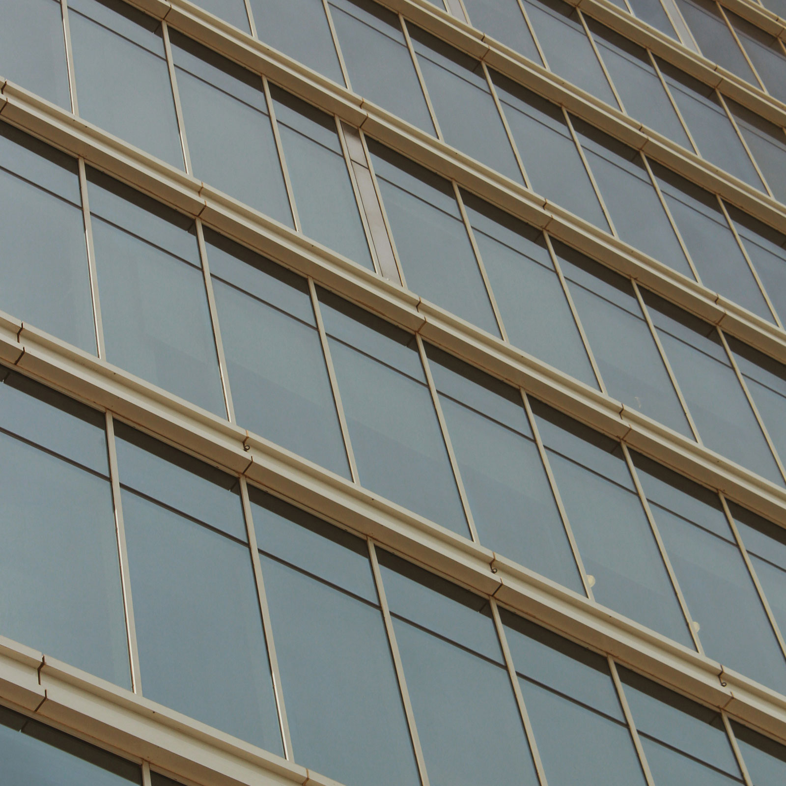 Die Fassade eines großen Gebäudes mit Fensterfront.