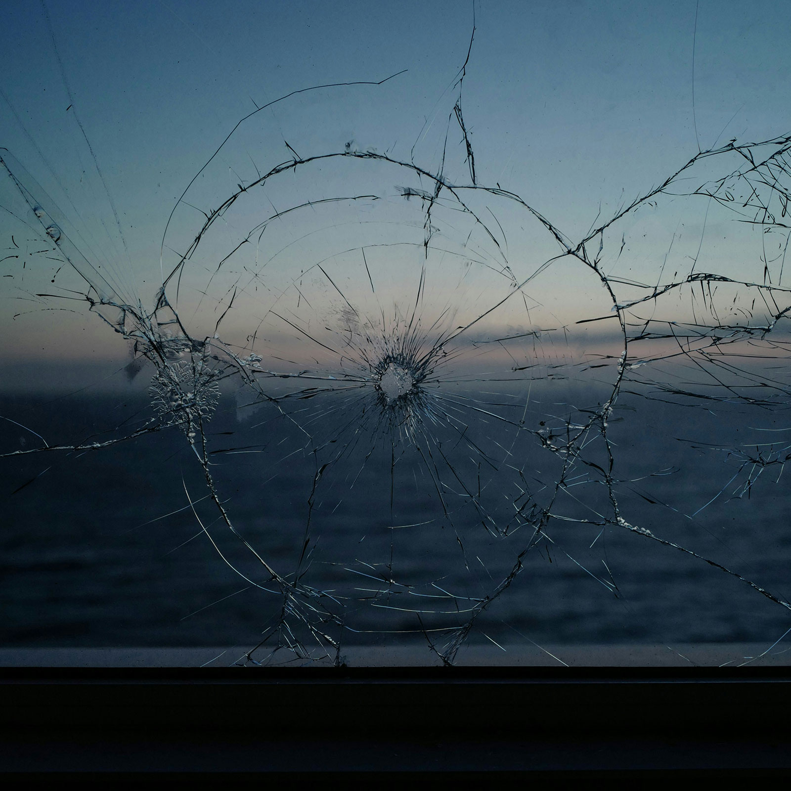 Ein großer Bruch in einer Fensterscheibe.