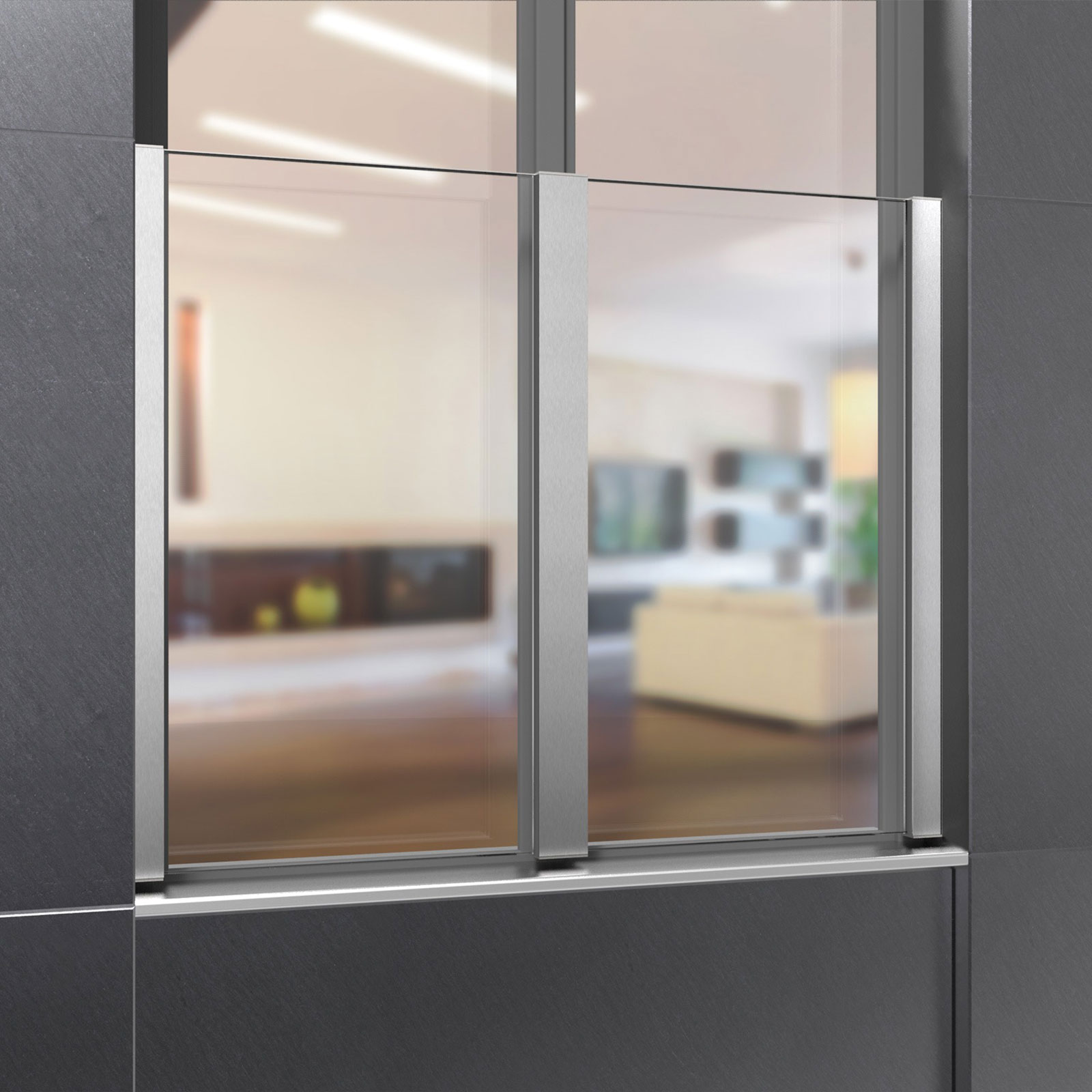 Ein französischer Balkon von der Außenseite fotografiert. Man kann durch die Glasscheiben ins Wohnzimmer schauen.