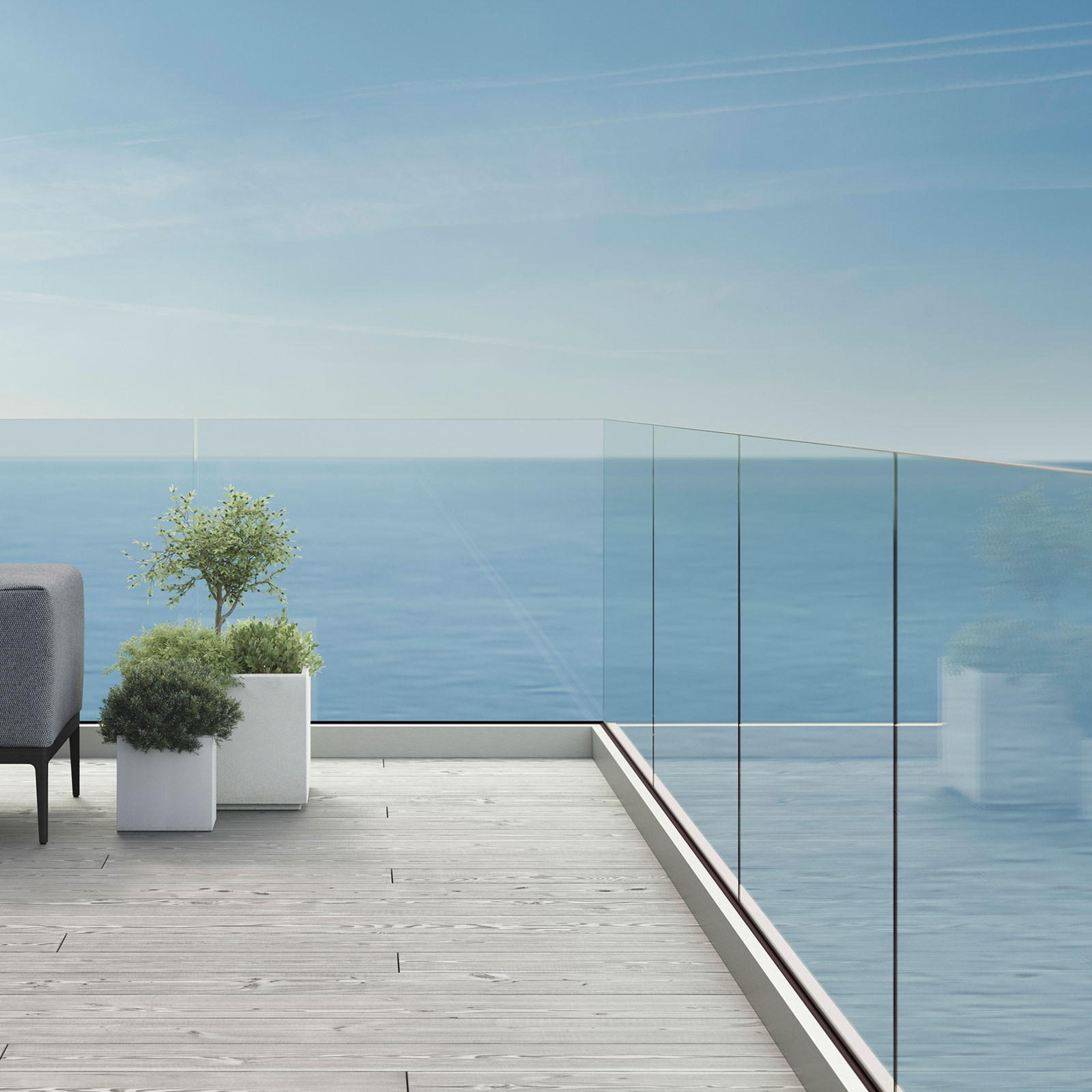 Eine moderne Terasse am Meer, mit großzügigem Glassturzschutz.