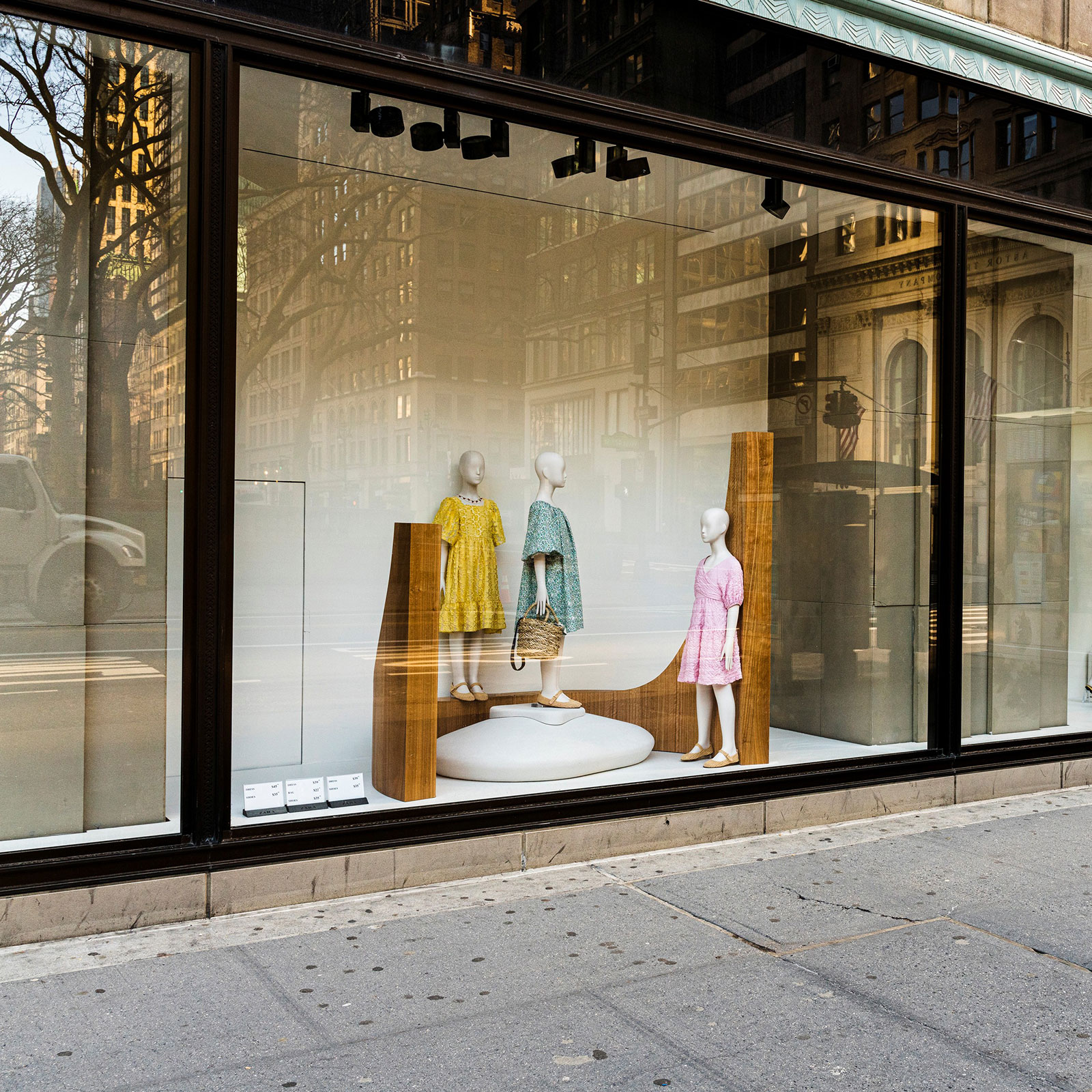 Ein großes Schaufenster mit Glasfront in einer Fußgängerzone.