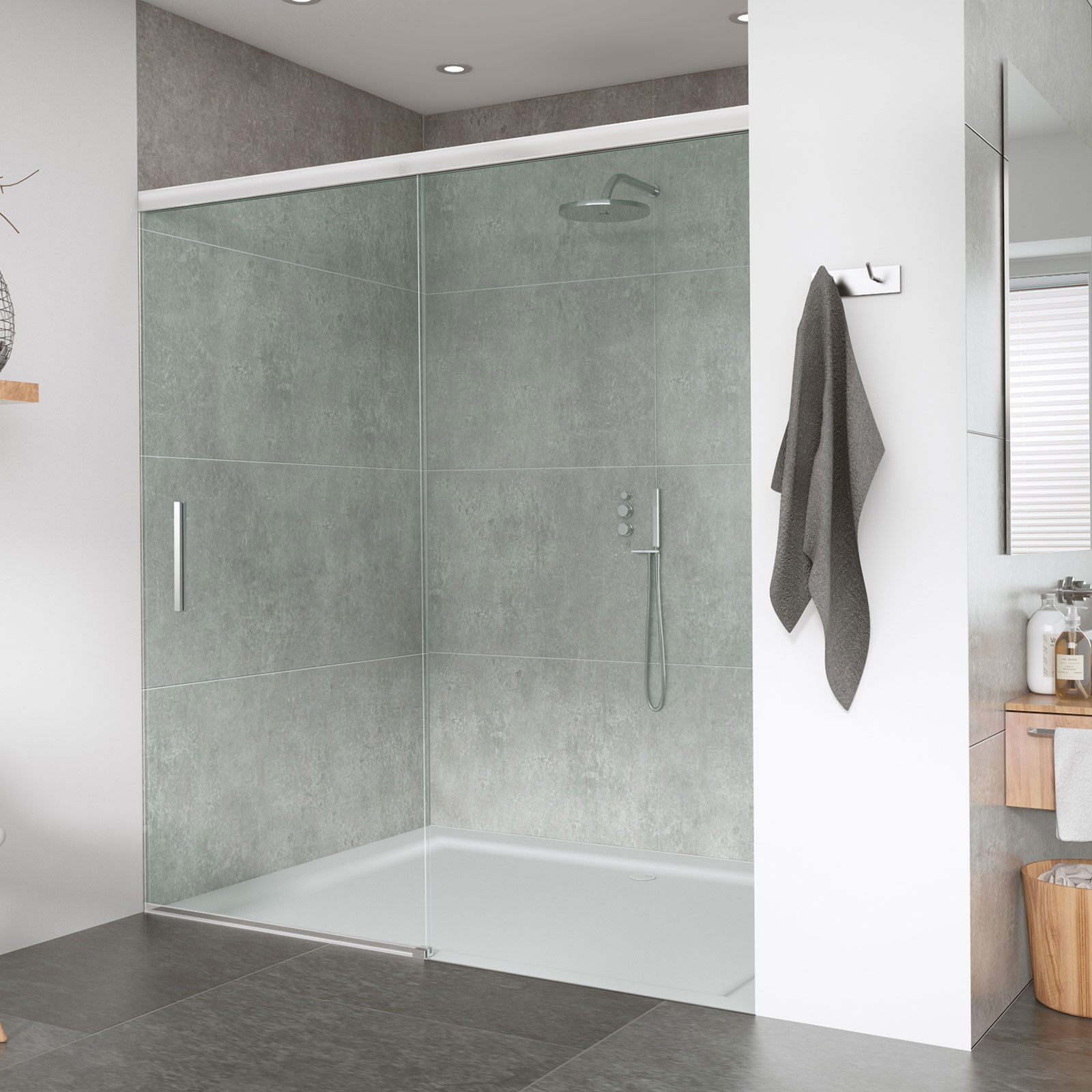 Ein modernes Badezimmer mit einer Dusche, die Schiebetüren besitzt.