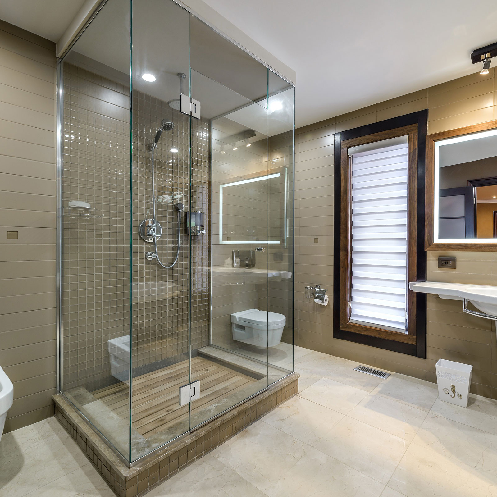 Ein modernes Badezimmer mit großer U-Dusche.