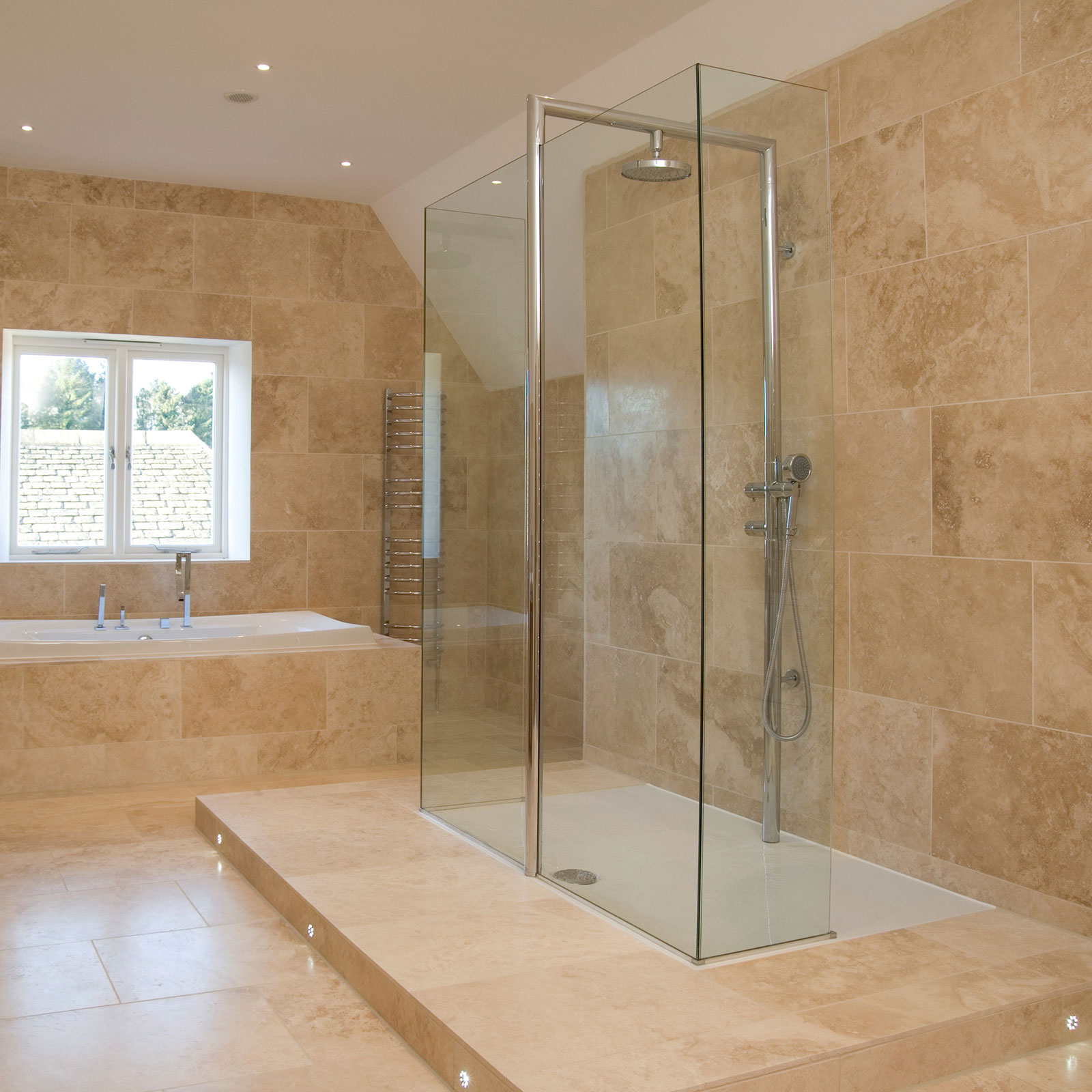 Ein modernes Badezimmer mit großer Walk-in-Dusche.