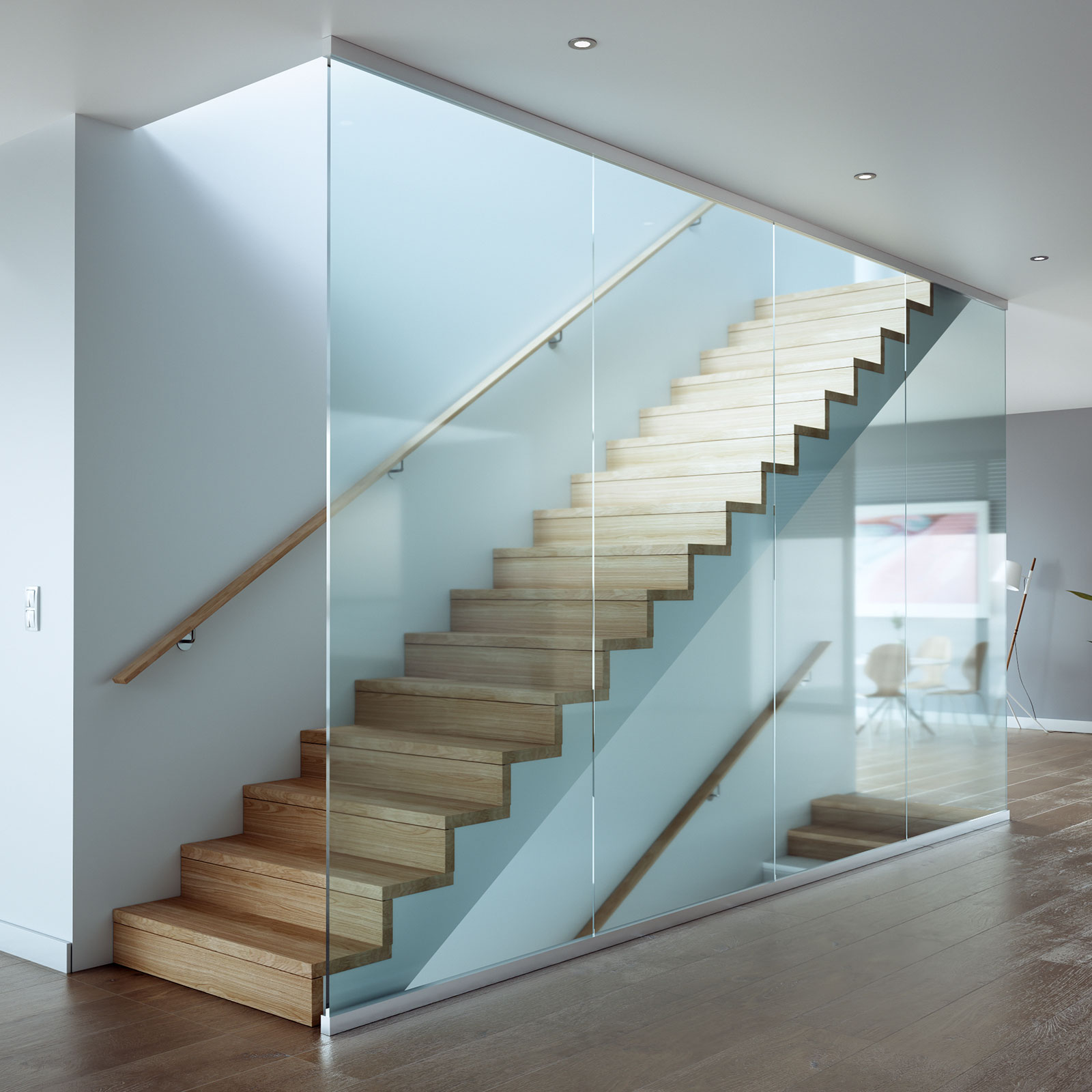 Eine moderne Treppe, die seitlich durch Glasscheiben abgetrennt wird.